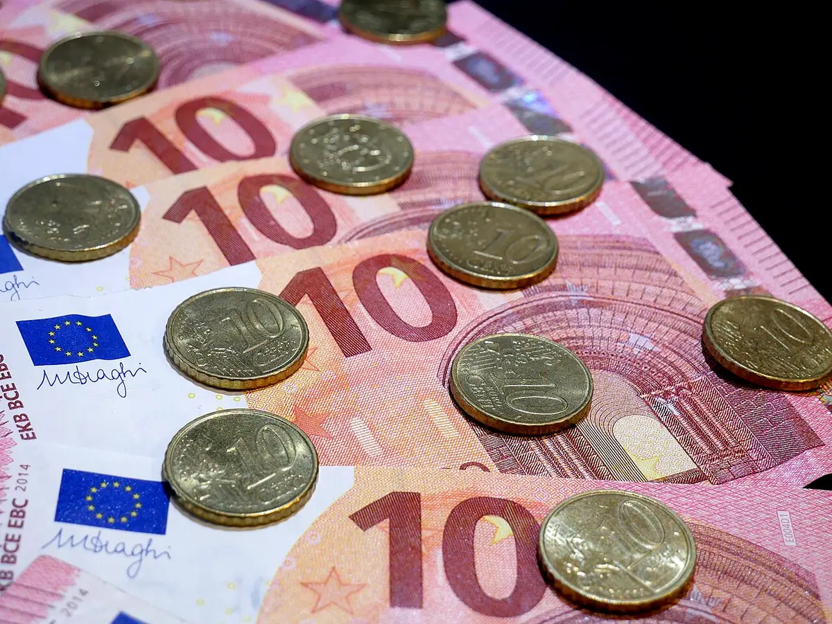 Facture et documents financiers sur un bureau